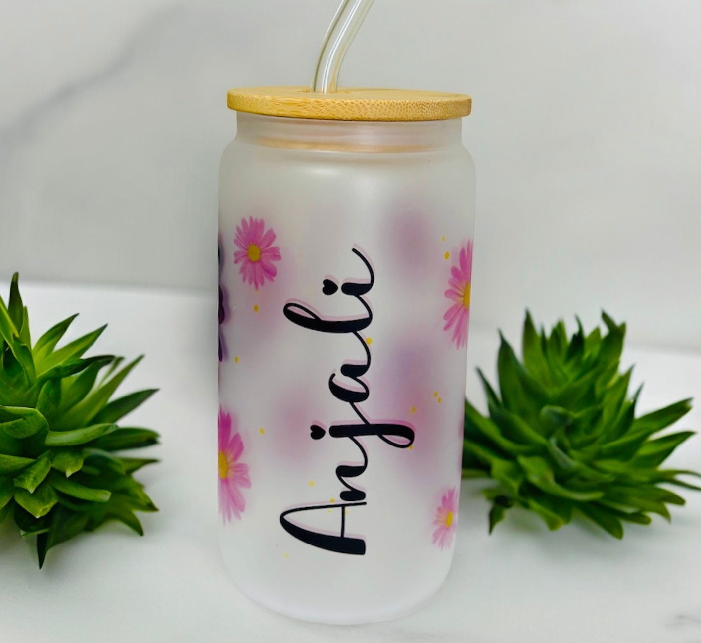 Glass tumbler with bamboo lid and straw, Customisable name and daisy floral design.