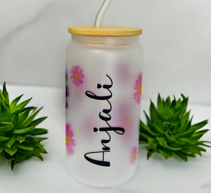Glass tumbler with bamboo lid and straw, Customisable name and daisy floral design.