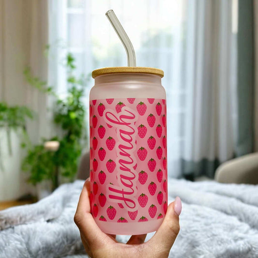 Personalised glass cup with cute strawberry pattern and the name “Hannah” in pink cursive. Frosted finish with bamboo lid and glass straw, ideal for iced coffee, smoothies, or cold drinks. Aesthetic, reusable tumbler perfect for gifting, school, or home. Eco-friendly and custom made in Australia.